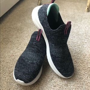 SKETCHERS Ultra Flex Stretch Fit Slip-on Shoes. Size 10. Gray.